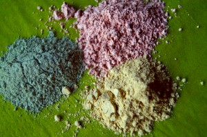 argiles en poudre : verte illite, verte smectite, rose kaolinite